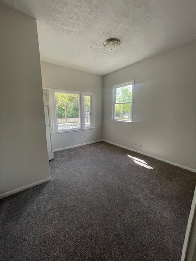 Foto del edificio - Jones Rentals (914 N. 40th St.)