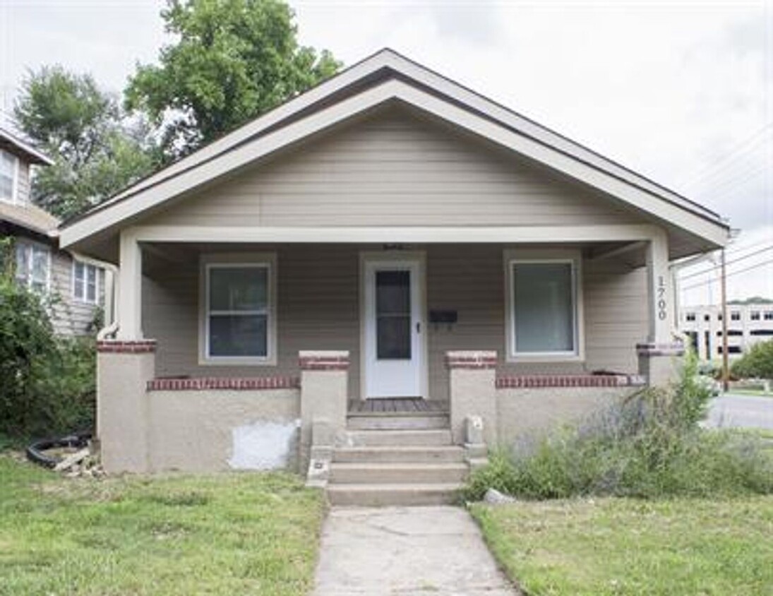 Primary Photo - 4 bed 2 bath with extra room on Main Floor...