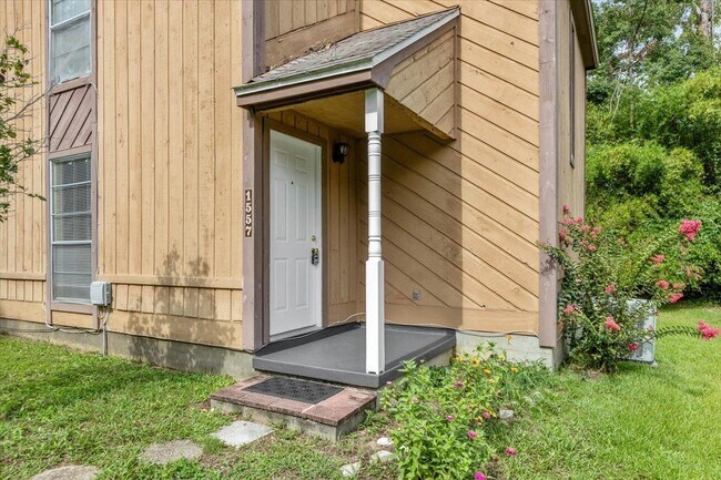 Building Photo - 1557 Live Oak Dr