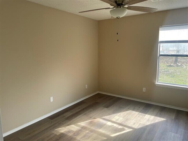 Building Photo - Barling home