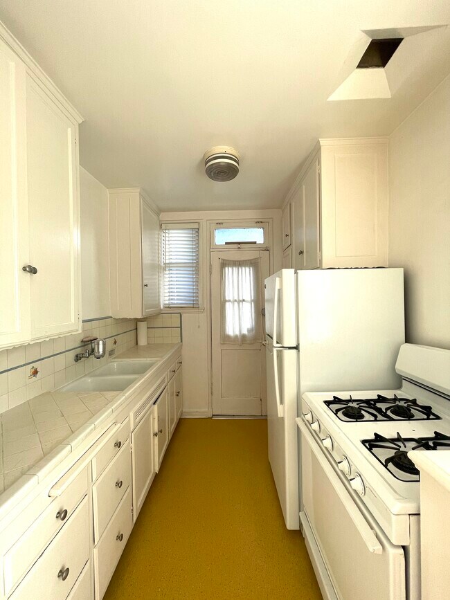Kitchen - 1956 N Vermont Ave