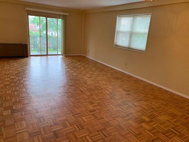Main room - 123 S Adelaide Ave