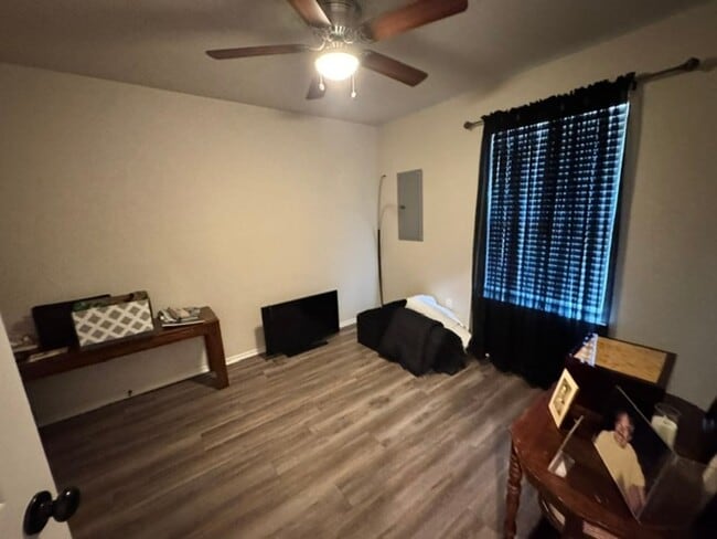 Foto del edificio - 557 Parkhill Cir