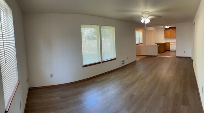 Foto del edificio - $1,495 / 2br - 947ft2 - Newly updated 2 bed 1 bath Northside House #1527 Dog Friendly!