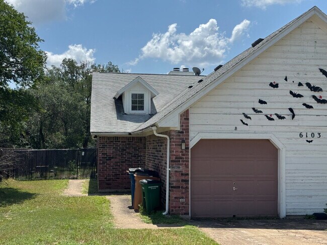 Building Photo - 2-Bed, 2-Bath, 1-Car Garage - Walking Dist...