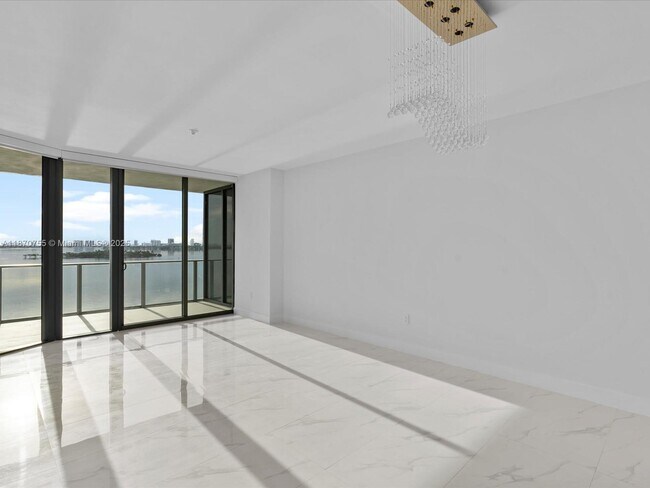 Foto del edificio - 700 NE 24th St