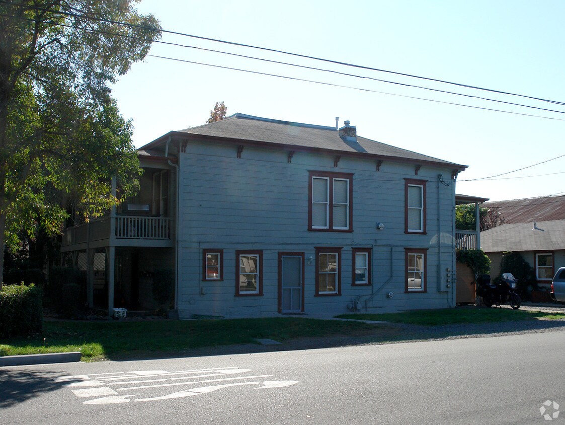 Building Photo - 927 Stewart St