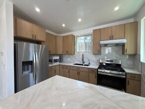 Building Photo - 5337 Saxon St