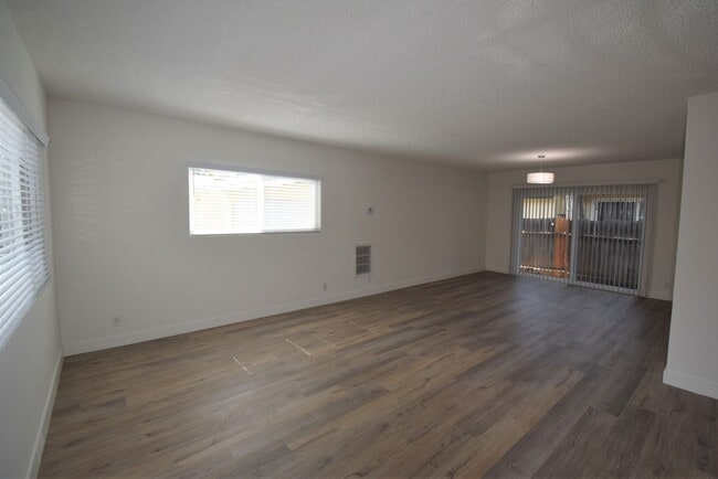 Building Photo - 15940 Hart St