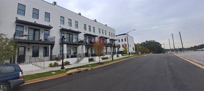 Building Photo - 717 Katherine Johnson Ln