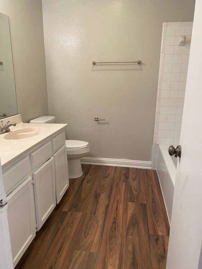 Building Photo - 816 Betty Court, Unit B