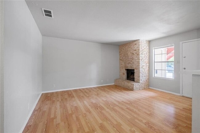 Building Photo - 211 Sport Clips Wy