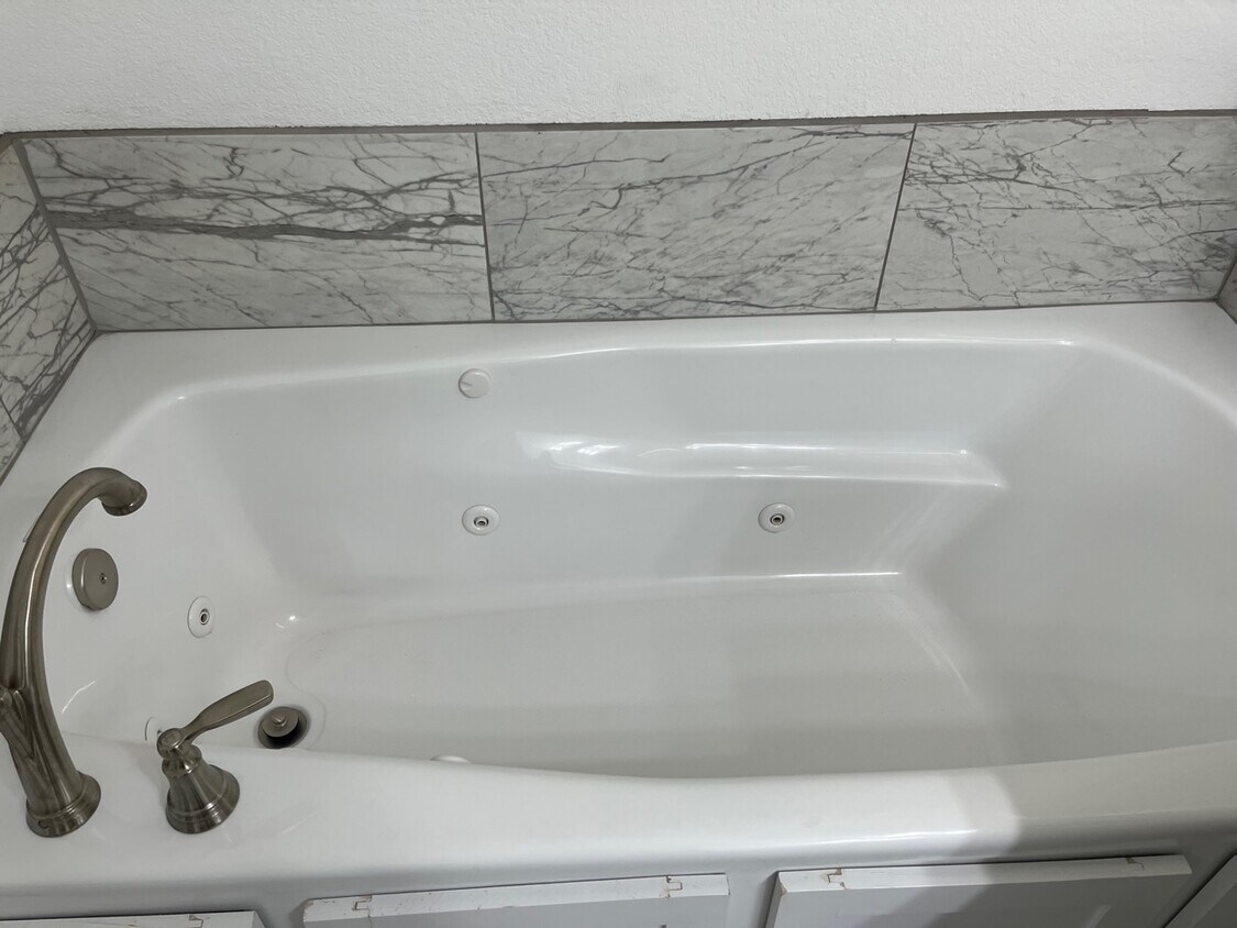 Foto principal - 1010 Lakeview Dr