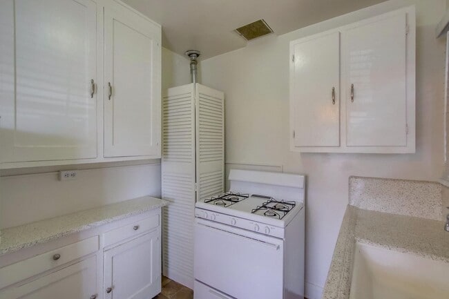 Foto del edificio - Spanish Garden Style Apartment Community