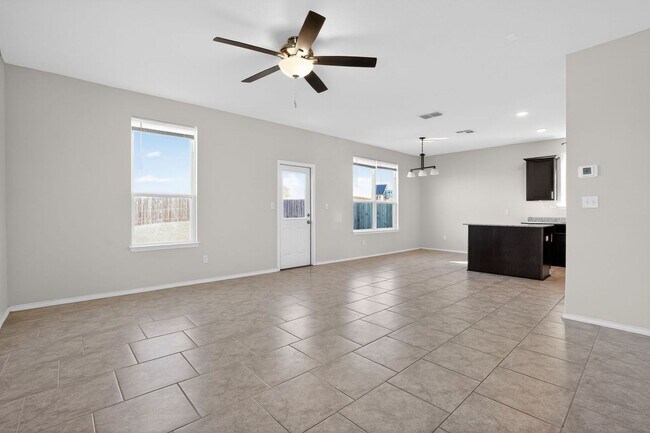Foto del edificio - **2 Week Free Move In Special!** Spacious 4-Bedroom Home with Open Living in Cinco Lakes