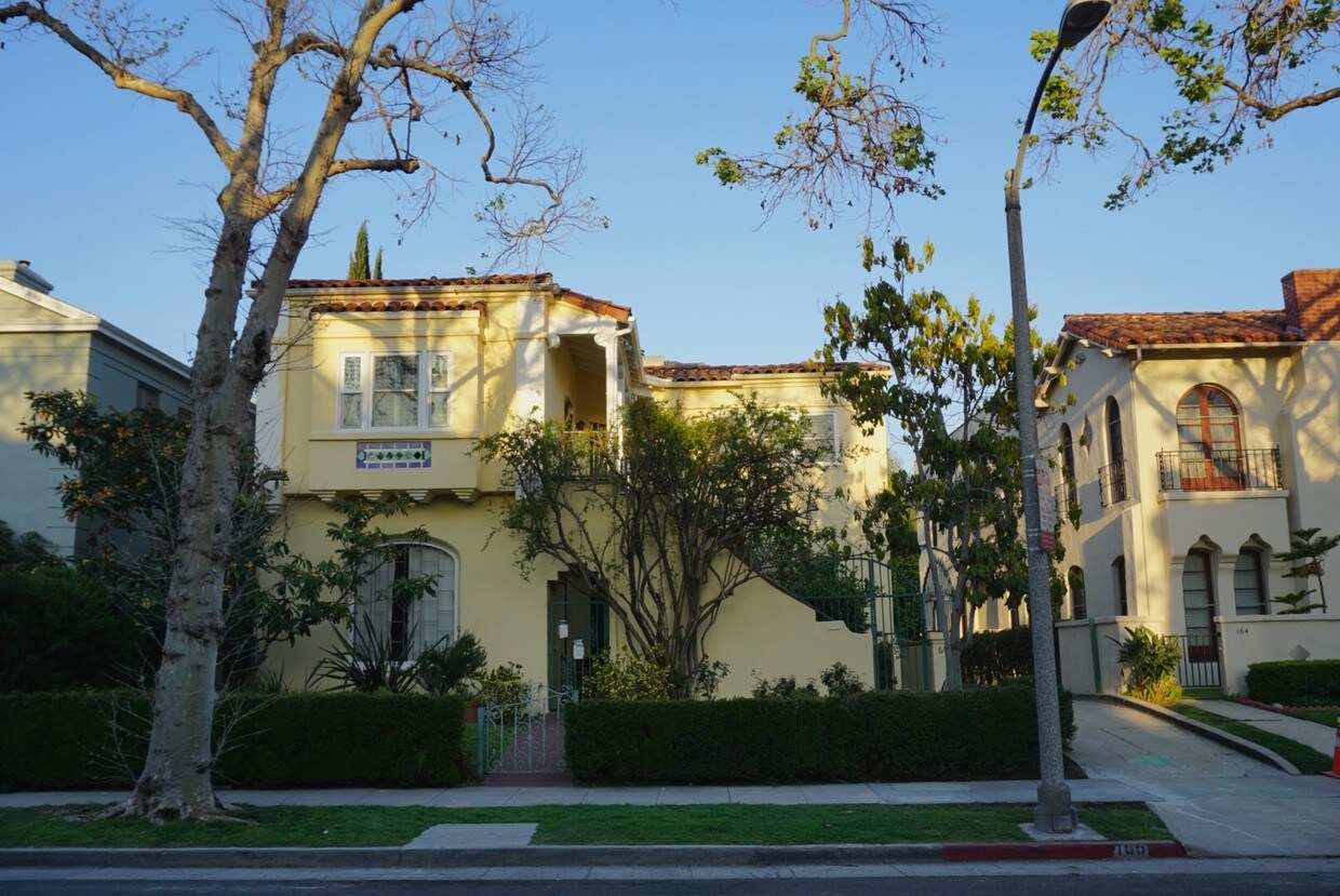 166 N Arnaz Dr Unit Upper, Beverly Hills, CA 90211 Apartment for Rent