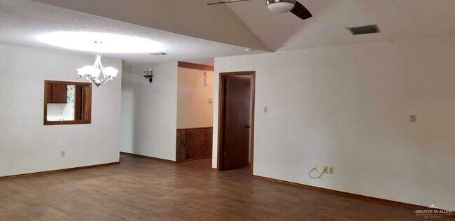 Building Photo - 1105 E Cardinal Ave