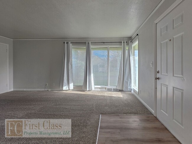 Building Photo - Woodstock Neighborhood: Cottage style duplex with full basement!