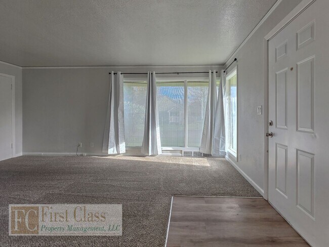 Foto del edificio - Woodstock Neighborhood: Cottage style duplex with full basement!