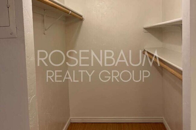 Foto del edificio - 770 N Dodge Blvd