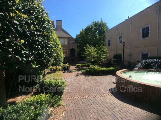 Foto del edificio - 1109 E Morehead St