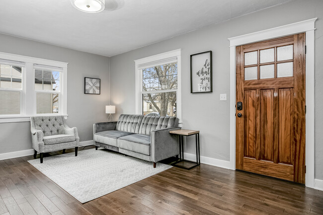 Foto del edificio - 2117 W Jefferson St