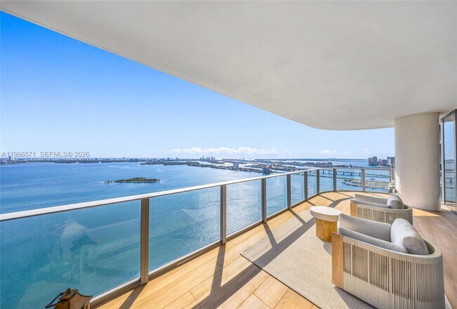 Foto del edificio - 700 NE 24th St