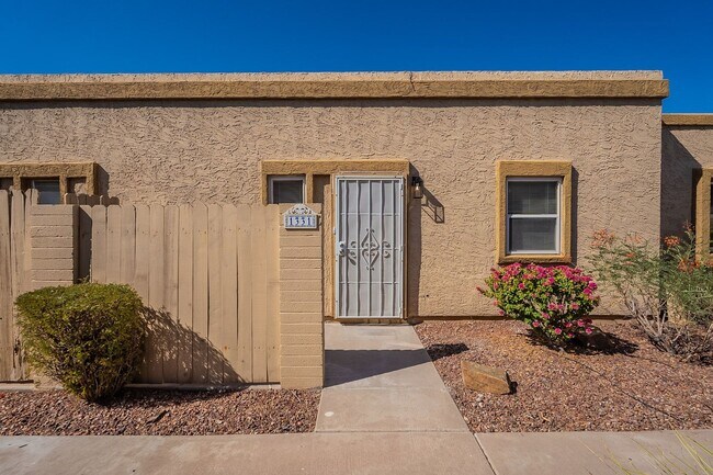 Foto del edificio - Updated townhome near Central Phx/Biltmore!