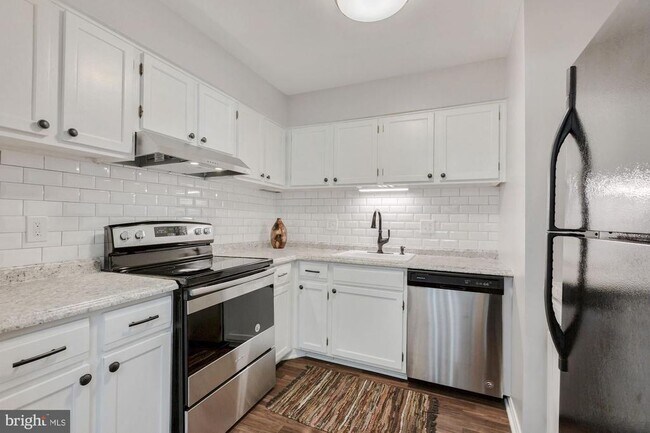 Foto del edificio - 6151 Edsall Rd