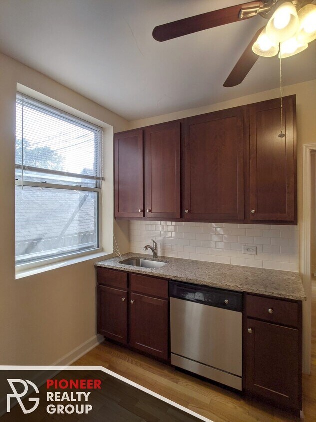 Primary Photo - 1615 W Berteau Ave