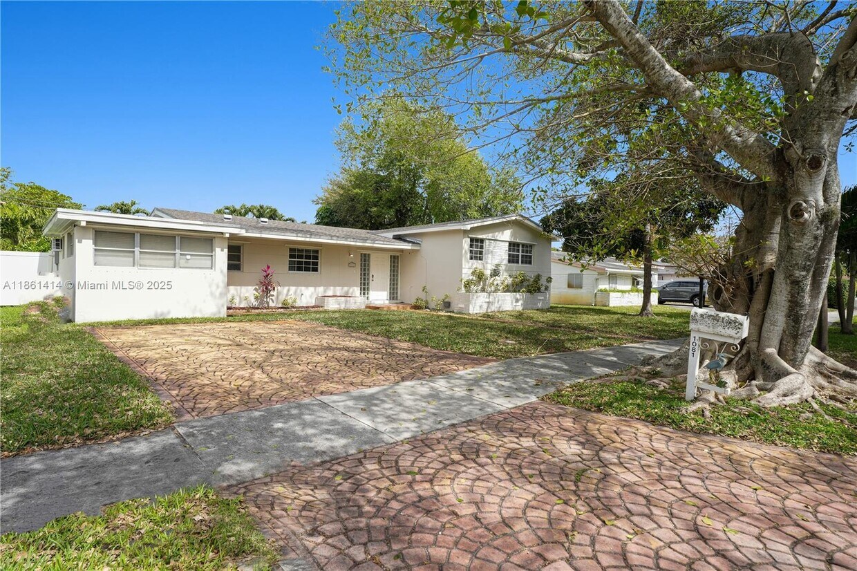 Foto principal - 1081 NE 179th St