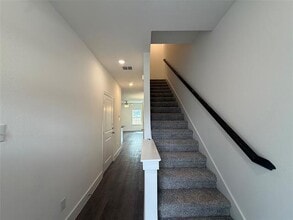 Building Photo - 412 E 7th St