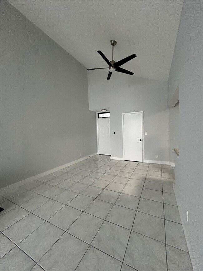 Building Photo - 211 Lake Pointe Dr