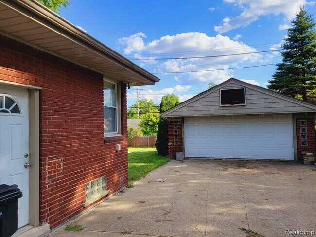 Building Photo - 26265 W 6 Mile Rd