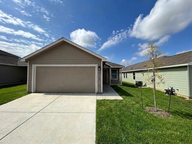 Foto del edificio - *MOVE IN SPECIAL* 3BD/2BA with Washer/Dryer Included – Fenced Yard, Garage & Community Pool!