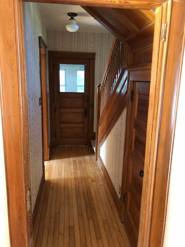 Building Photo - Charming Victorian House located in Lake M...