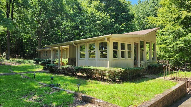 Building Photo - Convenient Location off Hwy 14 and Woodruf...