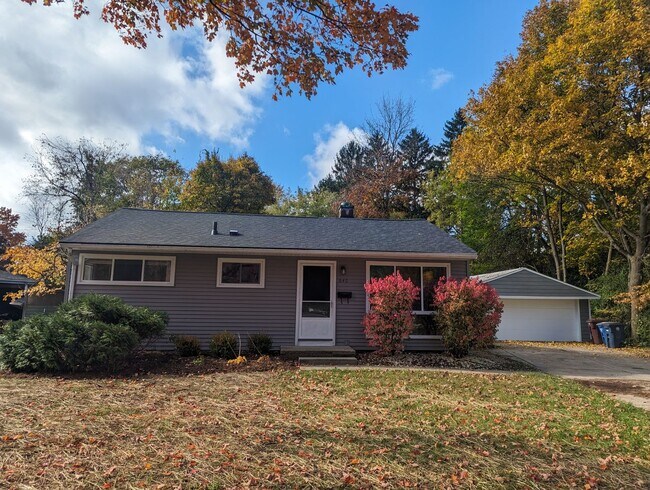 Building Photo - Three Bedroom One and a Half Bath in Lesli...