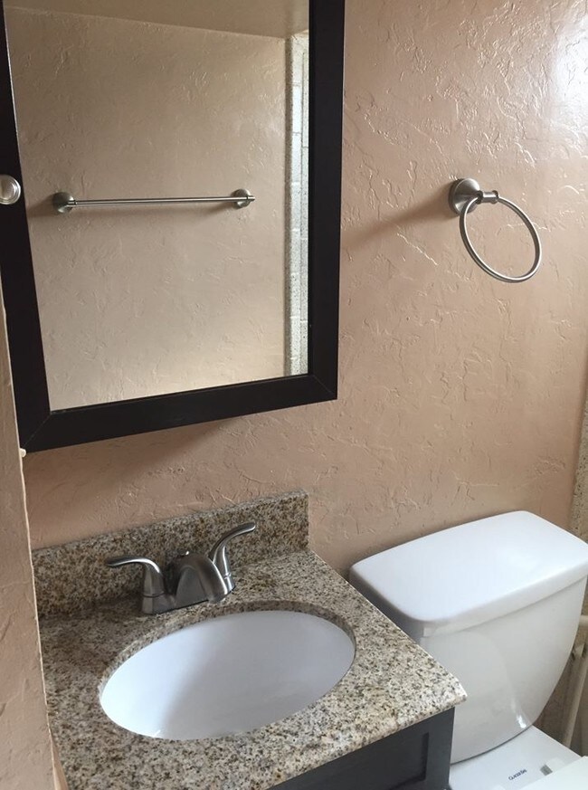 Building Photo - 1011 E Halcyon Rd