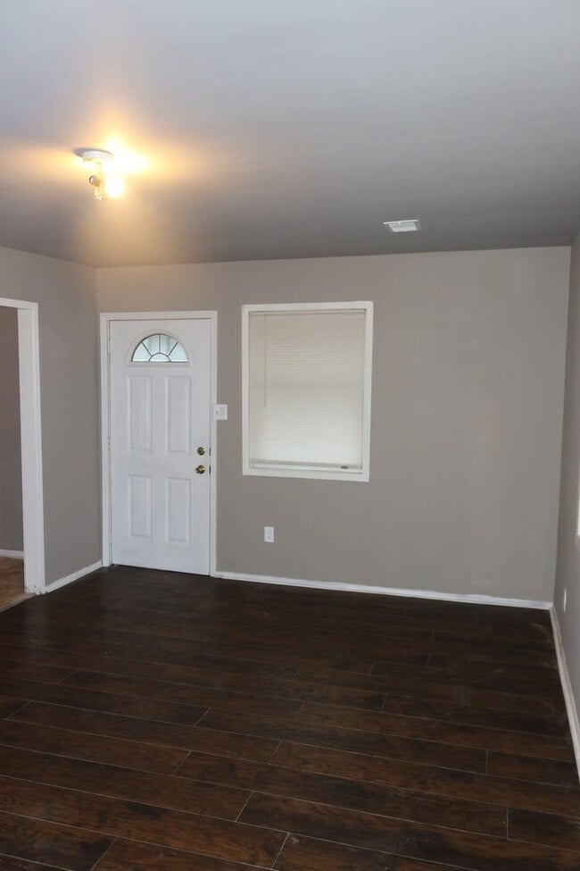 Building Photo - BEAUTIFUL HOME LOCATED CLOSE TO EVERYTHING WITH GARAGE!