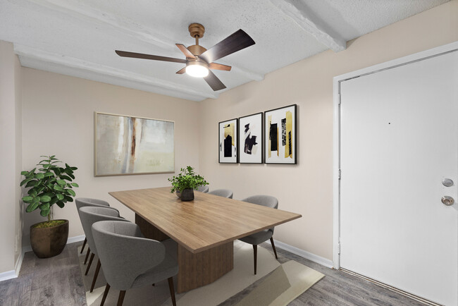 Full los apartamentos renovados. - Stone Oak Apartments