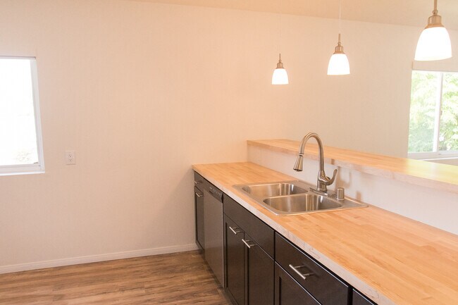 Building Photo - Upgraded 2 Bedroom/ 1 Bath Located in the Mount Hope Neighborhood of San Diego!