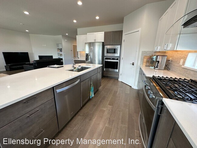 Foto del edificio - 3 br, 2 bath House - 210 E Stanford Avenue