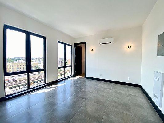 Foto del edificio - 3 bedroom in Bronx NY 10459