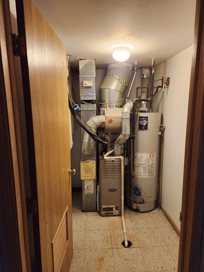 Utility room - 9304 S Paxton Ave