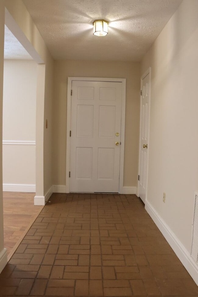 Building Photo - 3/2 Rental on a Roomy 1 Acre Lot!