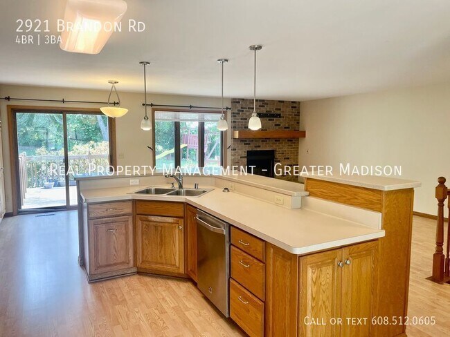 Building Photo - Spacious 4 bedroom ranch style home with f...