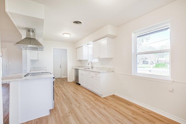 Building Photo - 802 Wright St