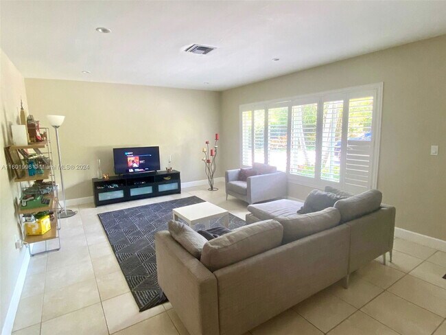 Foto del edificio - Southwest 77th Avenue, Pinecrest, FL 33156...