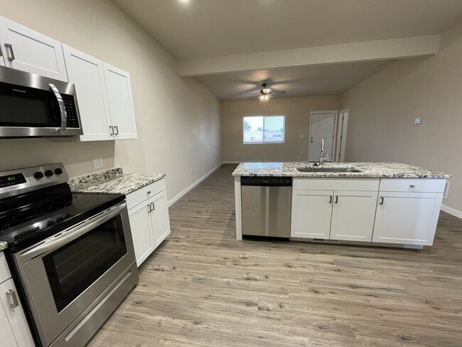Building Photo - 755 E Springmont Dr